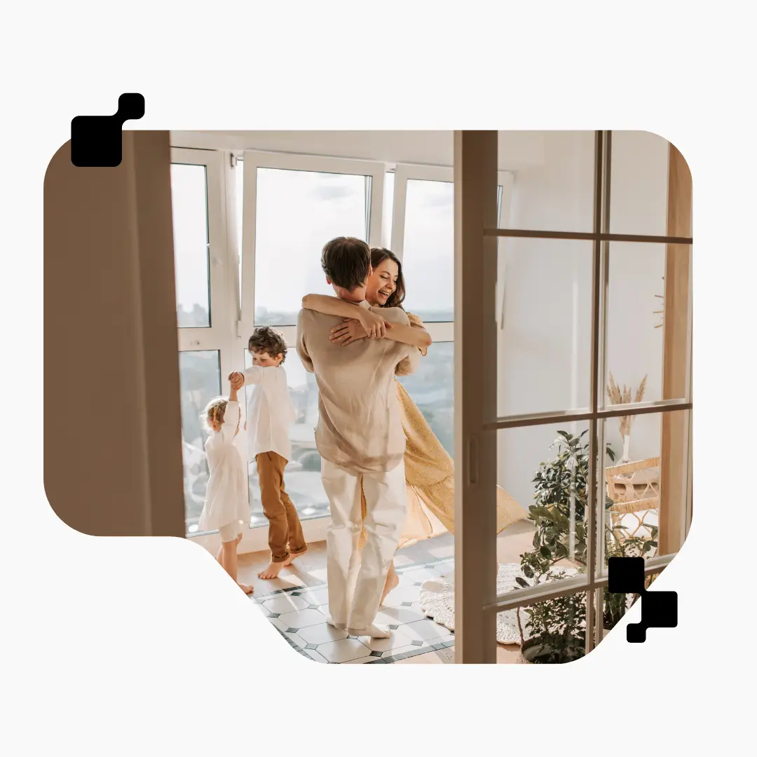 Família feliz em seu novo apartamento após compra com a E19