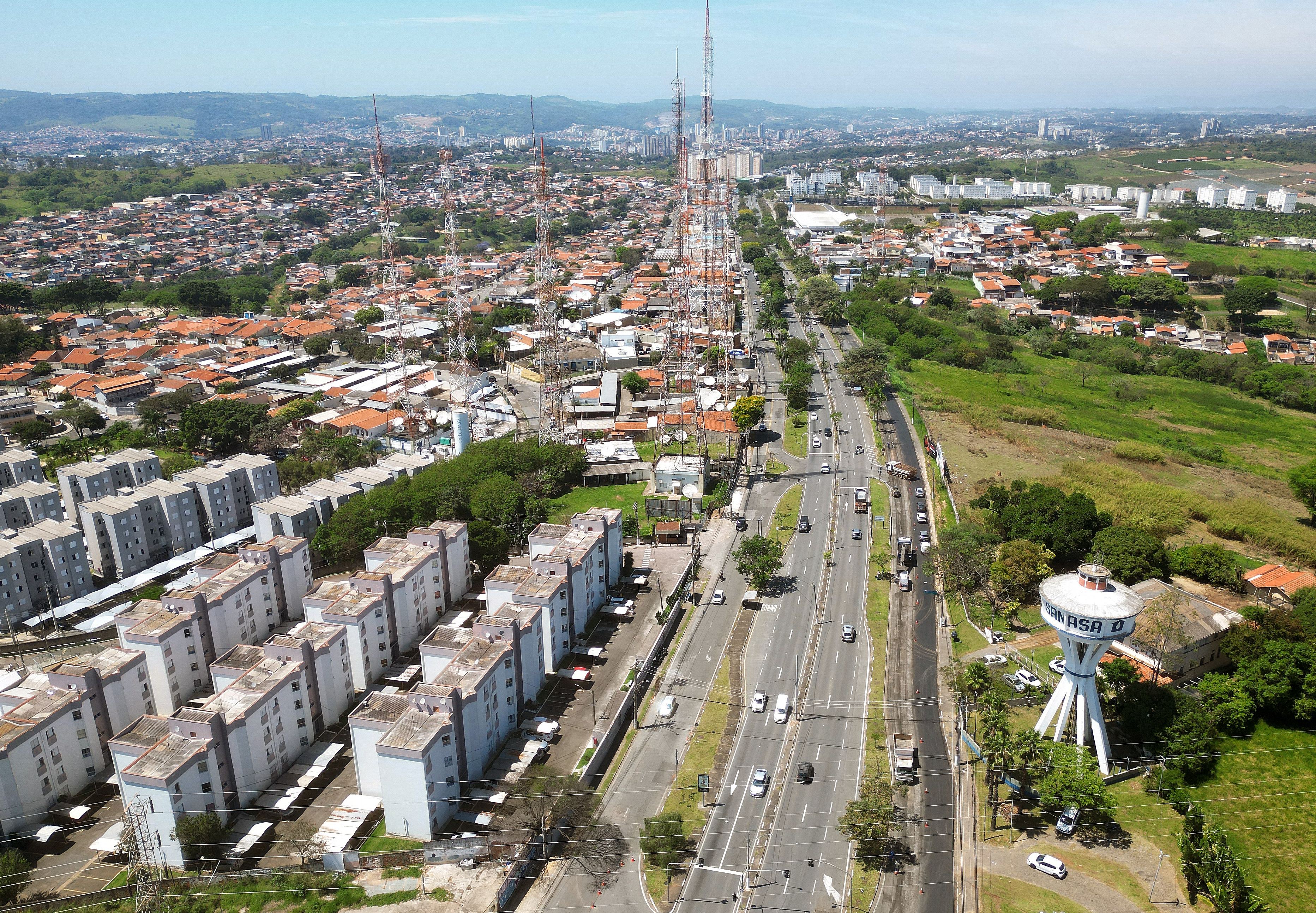 Vista aérea da avenida Francisco de Paula Souza com condomínios residenciais, torres de antena e a caixa d'água da Sanasa