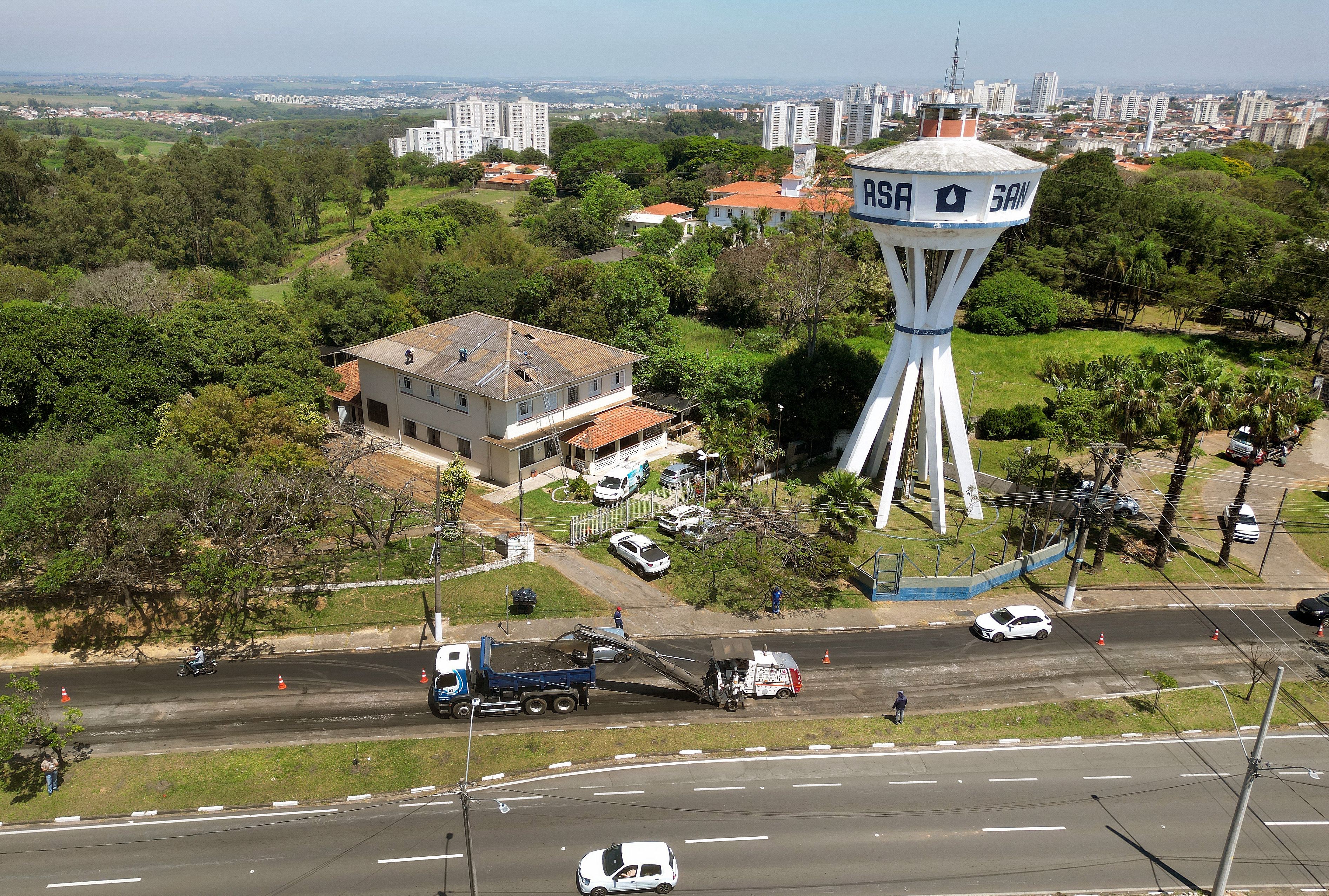 Caixa d'água da Sanasa em primeiro plano, com recapeamento da marginal e prédios de Campinas ao fundo